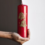 Große Weihnachtskerze aus Wachs mit goldenen Glocken, Stumpenkerze