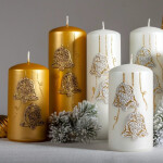 Große Weihnachtskerze aus Wachs mit goldenen Glocken, Stumpenkerze