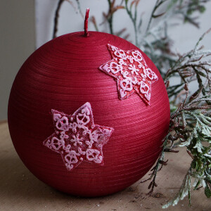 Metallic rote Kugelkerze mit Schneeflocken, Weihnachtskerze