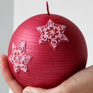 Metallic rote Kugelkerze mit Schneeflocken, Weihnachtskerze