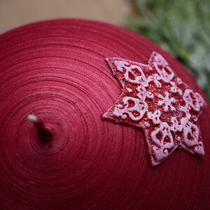 Metallic rote Kugelkerze mit Schneeflocken, Weihnachtskerze