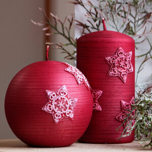 Metallic rote Kugelkerze mit Schneeflocken, Weihnachtskerze