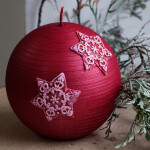 Metallic rote Kugelkerze mit Schneeflocken, Weihnachtskerze