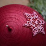 Metallic rote Kugelkerze mit Schneeflocken, Weihnachtskerze
