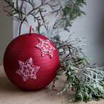 Metallic rote Kugelkerze mit Schneeflocken, Weihnachtskerze