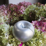 Glänzende Apfel Kugelkerze in Silber, handgefertigt