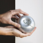 Glänzende Apfel Kugelkerze in Silber, handgefertigt