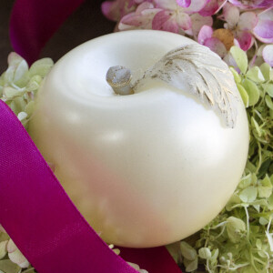 Eine Kerze in Form eines Apfels, Kugelkerze für den Mittelpunkt