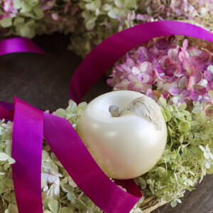 Eine Kerze in Form eines Apfels, Kugelkerze für den Mittelpunkt