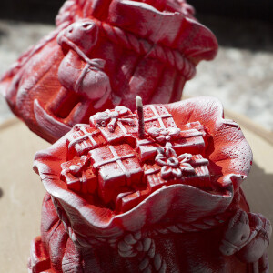 Weihnachtskerze als Geschenk aus Wachs, Nikolaus-Sack aus Wachs