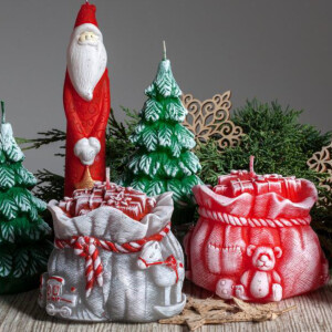 Weihnachtskerze als Geschenk aus Wachs, Nikolaus-Sack aus Wachs