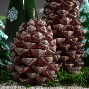 Kerze in Form eines Tannenzapfens, Figurenkerze, Weihnachtskerze