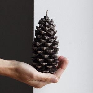 Kerze in Form eines Tannenzapfens, Figurenkerze, Weihnachtskerze