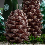 Kerze in Form eines Tannenzapfens, Figurenkerze, Weihnachtskerze