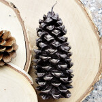 Kerze in Form eines Tannenzapfens, Figurenkerze, Weihnachtskerze