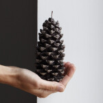 Kerze in Form eines Tannenzapfens, Figurenkerze, Weihnachtskerze