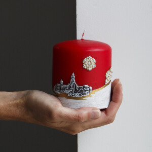 Stilsichere Stumpenkerze mit Winterlandschaft 8 x 9 cm