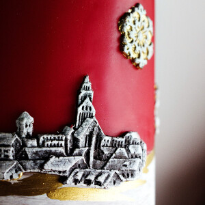 Stilsichere Stumpenkerze mit Winterlandschaft 8 x 9 cm