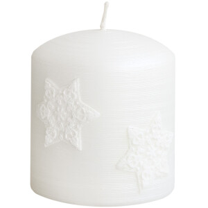 Weiße Weihnachtskerze mit Sterne aus Wachs auf der...