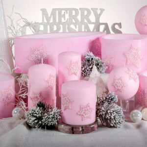 Weiße Weihnachtskerze mit Sterne aus Wachs auf der Rillenkerze