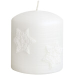 Weiße Weihnachtskerze mit Sterne aus Wachs auf der Rillenkerze