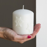 Weiße Weihnachtskerze mit Sterne aus Wachs auf der Rillenkerze