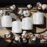 Weiße Weihnachtskerze mit Sterne aus Wachs auf der Rillenkerze