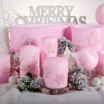 Weiße Weihnachtskerze mit Sterne aus Wachs auf der Rillenkerze