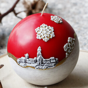 Große zweifarbige Kugelkerze mit Weihnachtsmotiv im Winterlook