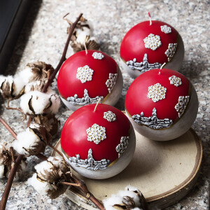 Große zweifarbige Kugelkerze mit Weihnachtsmotiv im Winterlook