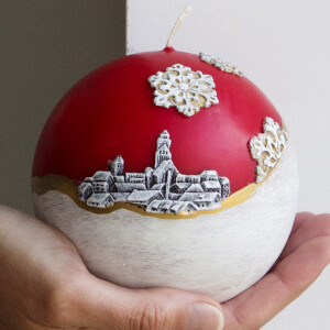 Große zweifarbige Kugelkerze mit Weihnachtsmotiv im Winterlook