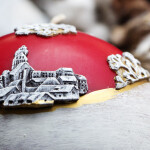 Große zweifarbige Kugelkerze mit Weihnachtsmotiv im Winterlook