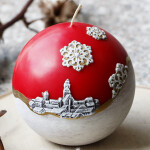 Große zweifarbige Kugelkerze mit Weihnachtsmotiv im Winterlook