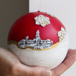 Große zweifarbige Kugelkerze mit Weihnachtsmotiv im Winterlook