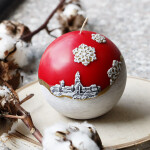 Große zweifarbige Kugelkerze mit Weihnachtsmotiv im Winterlook