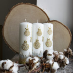 Weihnachtskerze in Weiß 19 cm hoch, mit goldenem Motiv Ø 6 cm