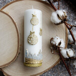 Weihnachtskerze in Weiß 19 cm hoch, mit goldenem Motiv Ø 6 cm