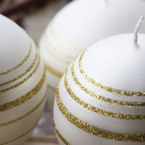 Weiße Kugelkerze, goldenen Ringen, Weihnachtskugelkerze