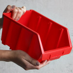 Werkzeugwand mit 12 großen 3,8 Liter Stapelboxen in 3 Farben