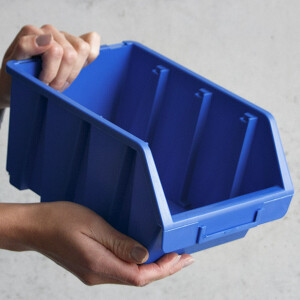 Wandregal mit 12 großen 3,8 Liter blauen Stapelboxen