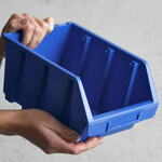 Wandregal mit 12 großen 3,8 Liter blauen Stapelboxen