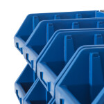 Wandregal mit 12 großen 3,8 Liter blauen Stapelboxen