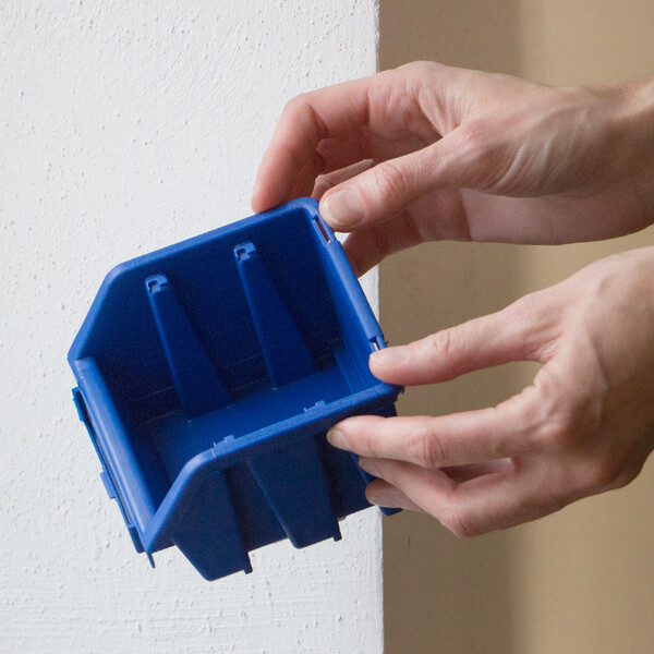 Sichtlagerkisten Wandregal mit 54 blauen Werkstattkisten 0,6 Liter