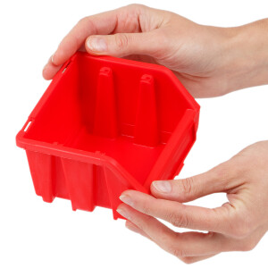 Schraubenregal mit 54 Stapelboxen 0,6 Liter rote Boxen an 4 Schlitzwände