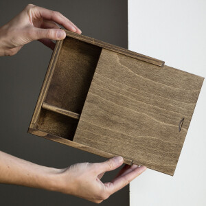 Quadratische Holzkiste, Schiebedeckel, USB-Fach, 18 × 18 × 5 cm