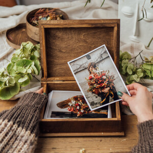 Geschenkkiste, Buch aus Holz, Eiche dunkel, 24 × 19 × 8 cm