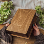 Geschenkkiste, Buch aus Holz, Eiche dunkel, 24 × 19 × 8 cm