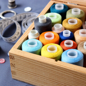 Unbehandelte Holz-Teekiste mit Schloss, 6 Fächer, 22,5 × 16,5 × 8 cm