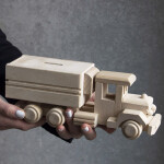 Holz-Sparschwein, Holzauto als Sparbüchse, 24 × 8 × 10 cm