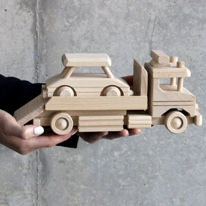 Zwei Holzautos, Abschleppwagen und Pkw aus Holz,...